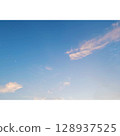 夏日傍晚的天空 128937525