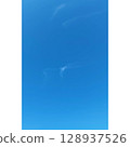 夏日天空中的線狀雲朵 128937526