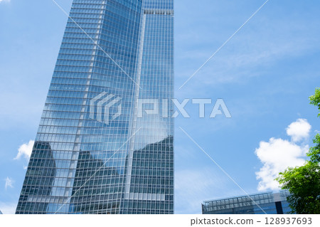 蔚藍的天空中閃耀的高層建築 蔚藍的天空中閃耀的高層建築 128937693