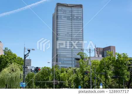 Skyscrapers seen from the square in front of the Imperial Palace 128937717