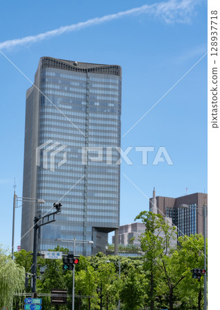 從故宮前的廣場看到的摩天大樓 128937718