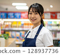 在超市打工的日本學生 128937736