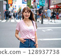 站在街上的年輕女孩 128937738