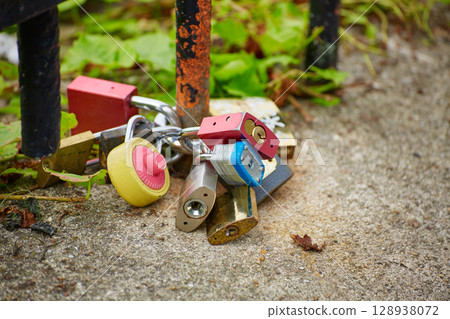 Paris padlocks in Montmartre balconade Paris padlocks in Montmartre balconade 128938072
