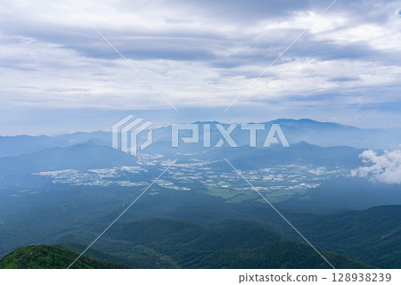 從八嶽山俯瞰山梨縣的稻田。 128938239
