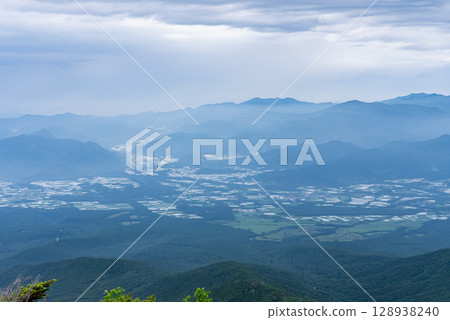從八嶽山俯瞰山梨縣的稻田。 128938240
