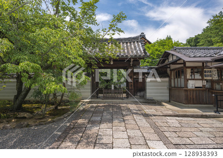 京都廣隆寺內門 128938393