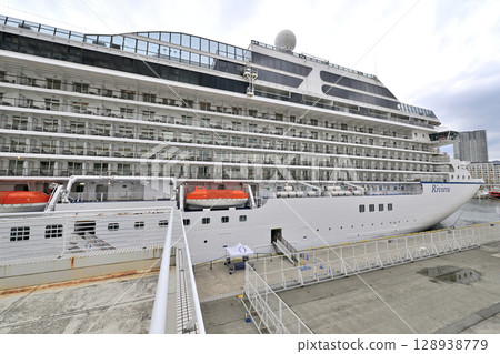 郵輪「Oceania Riviera」停泊在神戶港 郵輪「Oceania Riviera」停泊在神戶港 128938779