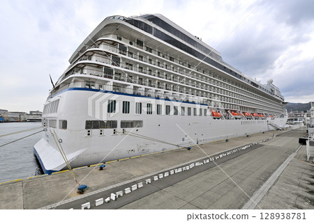 Cruise ship "Oceania Riviera" anchored in Kobe Port 128938781