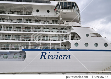 Cruise ship "Oceania Riviera" anchored in Kobe Port 128938783