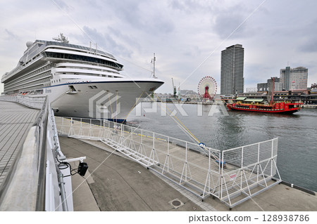郵輪「Oceania Riviera」停泊在神戶港 郵輪「Oceania Riviera」停泊在神戶港 128938786