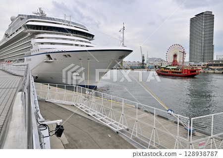 郵輪「Oceania Riviera」停泊在神戶港 郵輪「Oceania Riviera」停泊在神戶港 128938787