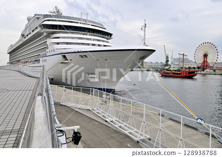 Cruise ship "Oceania Riviera" anchored in Kobe Port 128938788