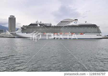 Cruise ship "Oceania Riviera" anchored in Kobe Port 128938797