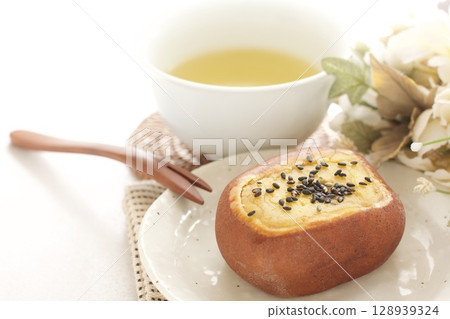 Sweet potato confectionery and Japanese tea 128939324