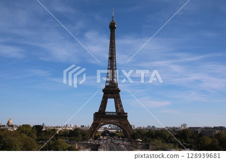 蔚藍天空下艾菲爾鐵塔的壯麗景色－巴黎標誌性建築的美麗風景照片 128939681
