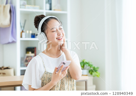 在家聽音樂的年輕女人 128940349