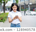 在城裡操作智能手機的女人 128940578