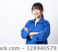 日本女人雙臂交叉 128940579
