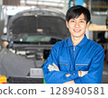 穿著工作服的日本男機械師 128940581