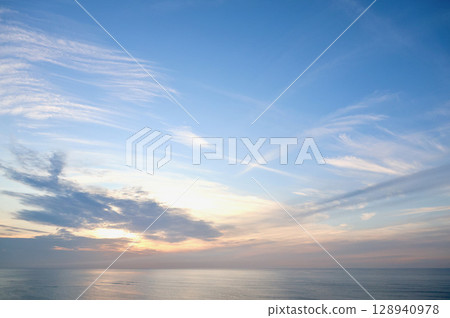 七月下旬久治濱海灘的日出天空 128940978