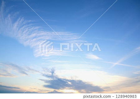 七月下旬久治濱海灘的日出天空 128940983