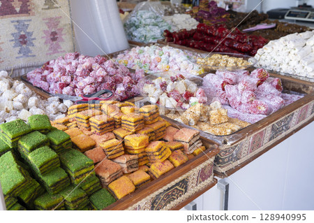 店面裡擺放著色彩繽紛的土耳其軟糖的照片 128940995