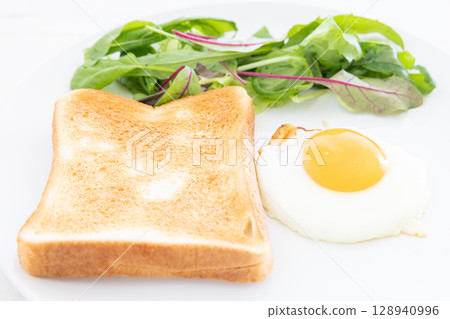美味的早餐吐司、煎蛋和沙拉 128940996