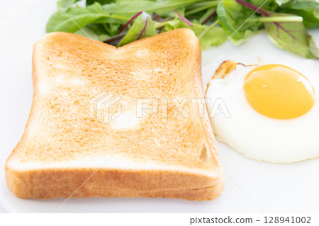 Delicious morning toast, fried egg and salad 128941002
