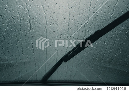 大雨中的汽車擋風玻璃和雨刷 128941016