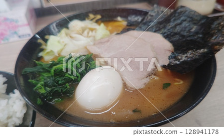 Delicious pork bone ramen, large serving Delicious pork bone ramen, large serving 128941178