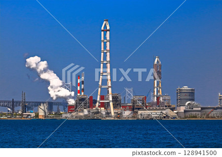 [Kagawa Prefecture] Sunny weather at Shikoku Electric Power Sakaide Power Station (thermal power plant) 128941500