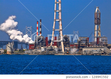 [Kagawa Prefecture] Sunny weather at Shikoku Electric Power Sakaide Power Station (thermal power plant) 128941502