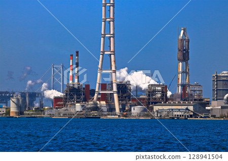 [Kagawa Prefecture] Sunny weather at Shikoku Electric Power Sakaide Power Station (thermal power plant) 128941504