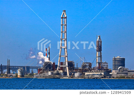 [Kagawa Prefecture] Sunny weather at Shikoku Electric Power Sakaide Power Station (thermal power plant) 128941509