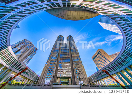 日本東京城市景觀，俯瞰東京都政府大樓等......邁向新時代 = 7月26日 128941728