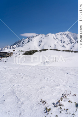 從室堂平的御庫裡池仰望來朝澤和別津山乘越。在剩餘的雪季攀登北阿爾卑斯的立山和別津山 128941870