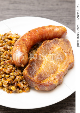 美味的德國豬肩肉和香腸 128941939