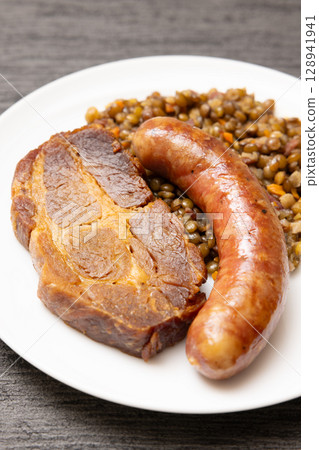 美味的德國豬肩肉和香腸 128941941