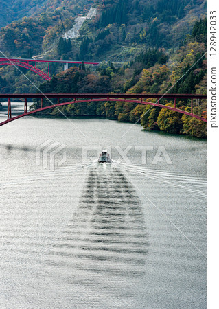 Shogawa gorge of autumn leaves and a pleasure boat 128942033