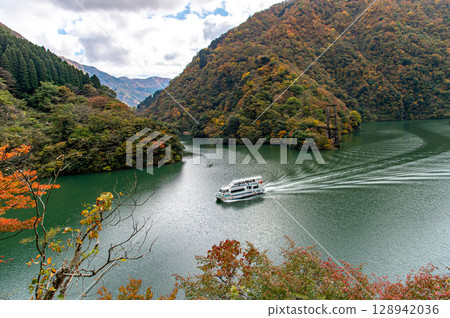 Shogawa gorge of autumn leaves and a pleasure boat Shogawa gorge of autumn leaves and a pleasure boat 128942036