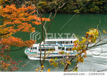 Shogawa gorge of autumn leaves and a pleasure boat 128942039