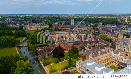Aerial view of Cambridge University showing the River Cam flowing through the historic city center 128942081