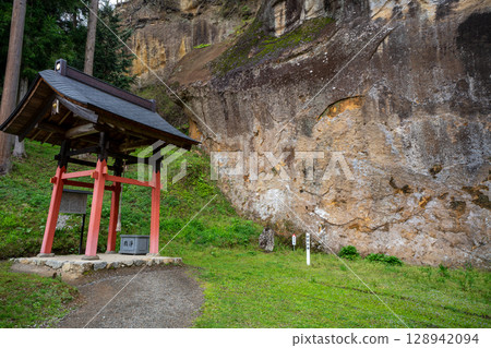 Spring in Hiraizumi, Takkoku-no-Iwaya Bishamon-do, Rock-faced Buddha, Hiraizumi Town, Iwate Prefecture 128942094