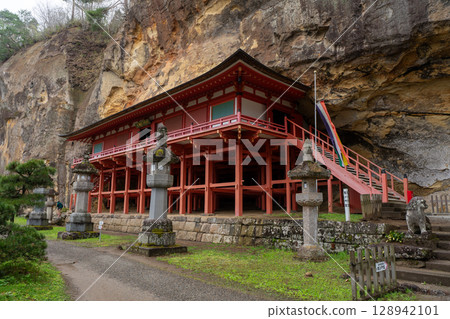Spring in Hiraizumi, Takkoku-no-Iwaya Bishamon-do Temple, Hiraizumi Town, Iwate Prefecture 128942101