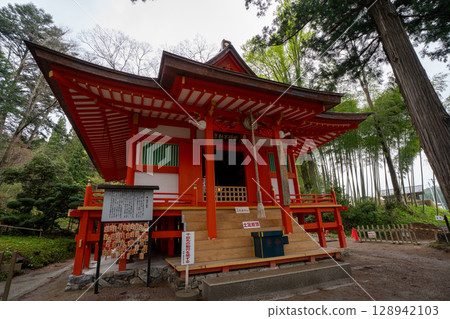 岩手縣平泉町姬町不動堂前的高國岩屋毗沙門堂平泉的春天 岩手縣平泉町姬町不動堂前的高國岩屋毗沙門堂平泉的春天 128942103