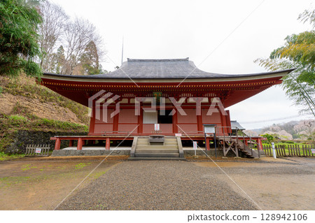 岩手縣平泉町大谷岩屋毗沙門堂正面 平泉的春天 岩手縣平泉町大谷岩屋毗沙門堂正面 平泉的春天 128942106