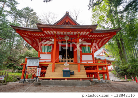 Spring in Hiraizumi, Takkoku-no-Iwaya Bishamon-do, front of Himemachi Fudo-do, Hiraizumi Town, Iwate Prefecture 128942110