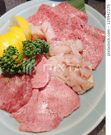 Delicious meat Yakiniku 128942279