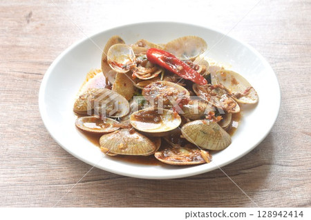 stir fried clams with roasted chili curry paste on plate  128942414